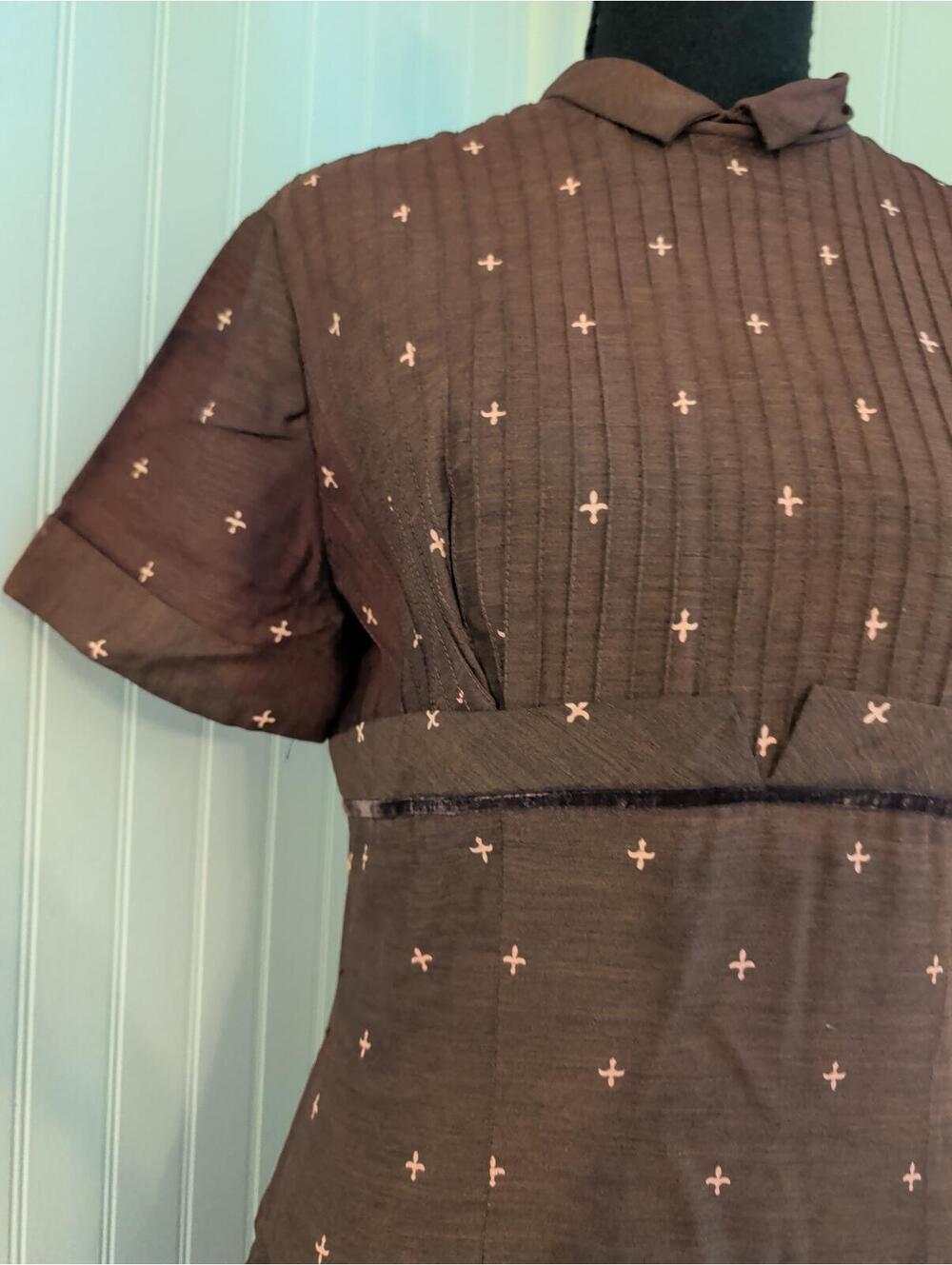Vintage Tailored  Brown Dress with Pink Cross Pattern and Peter Pan Collar - Picture 4 of 9